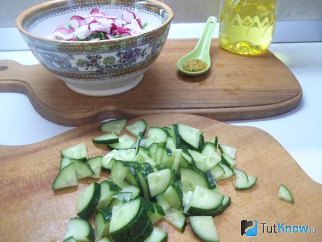 Огурцы нарезаны полукольцами