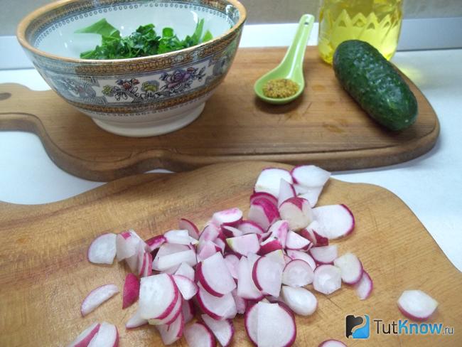 Редис нарезан полукольцами