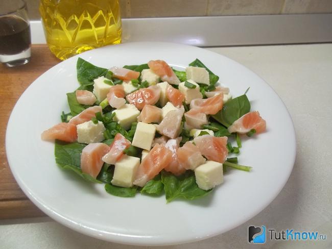 Красная рыба нарезана