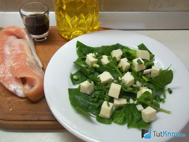 Зеленый лук нарезан