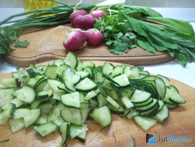 Огурцы нарезаны четверть кольцами