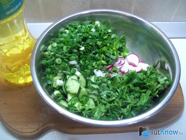 Продукты соединены и заправлены салатом