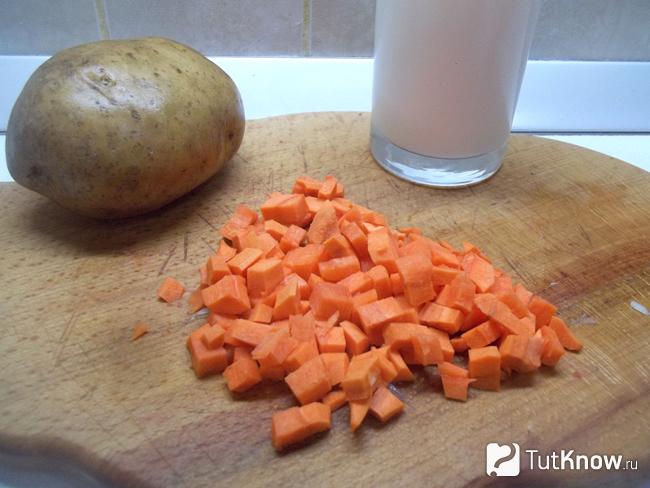 Морковь очищена и нарезана