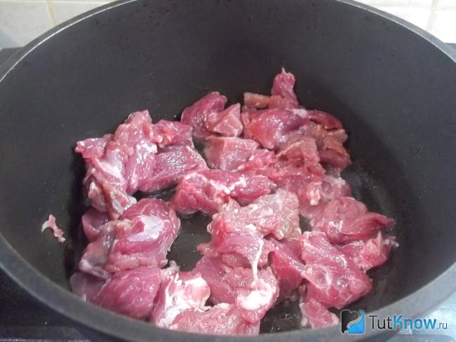Мясо жарится
