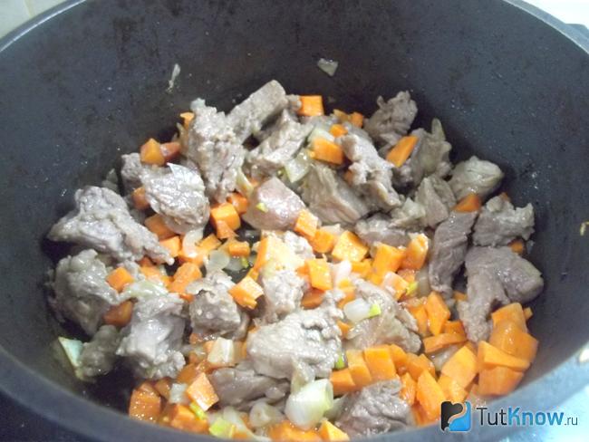 Мясо с овощами перемешано