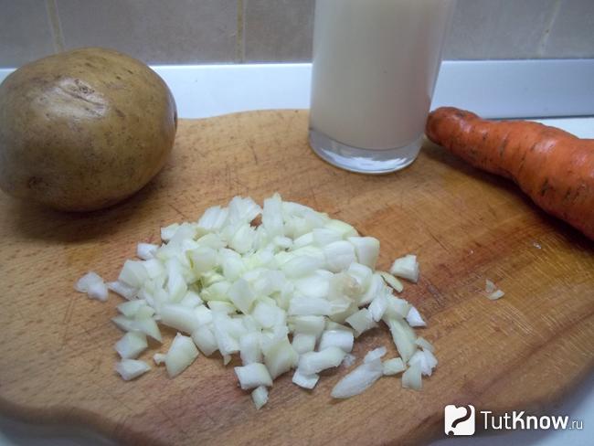 Репчатіы лук измельчен