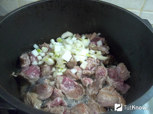 К жареному мясу добавлен лук