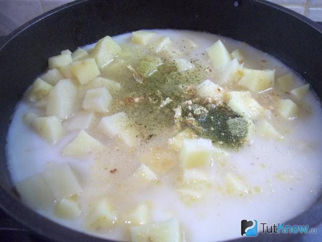 К продуктам налито молоко и все тушится на плите