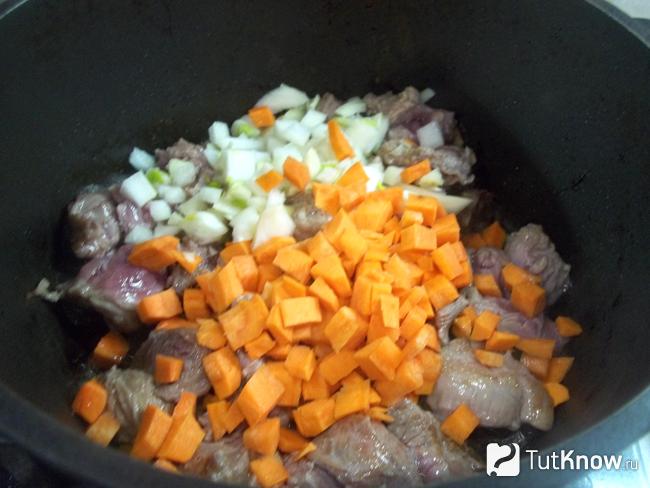 К жареному мясу добавлена морковь