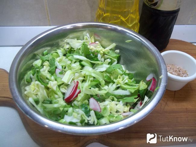 Продукты заправлены маслом с солью и перемешаны