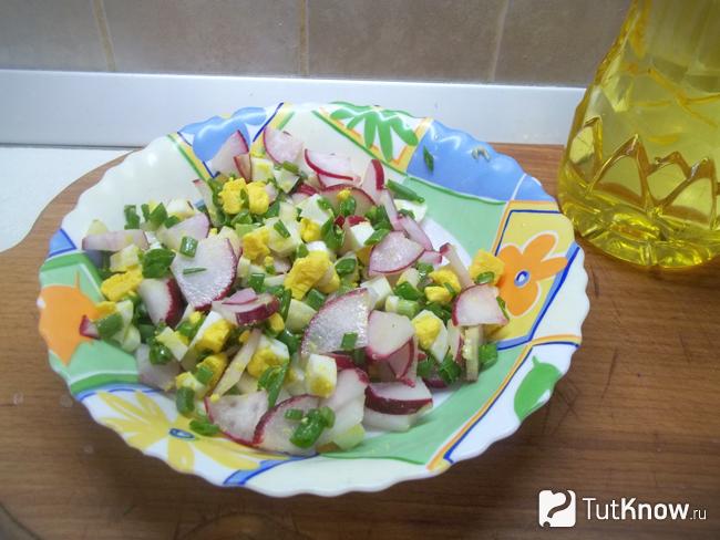 Готовый салат с яйцами, зеленым луком и редисом