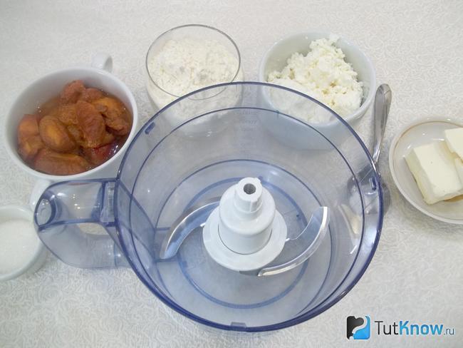 Подготовлены продукты и кухонный комбайн