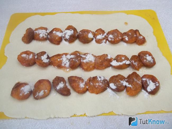 Абрикосы присыпаны сахаром и мукой