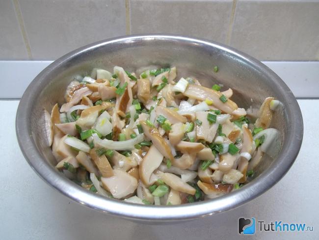 Готовый салат с маринованными грибами и луком в масле