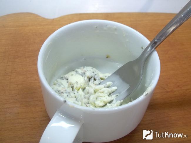 Масло перемешано со специями