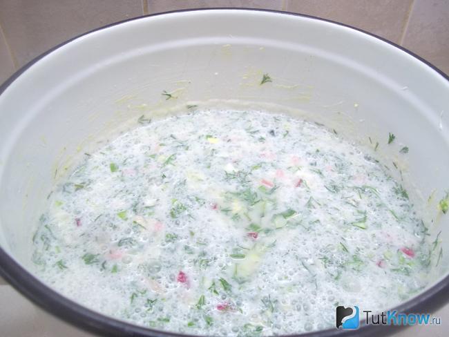 Готовая окрошка на курином бульоне с редиской и горчицей