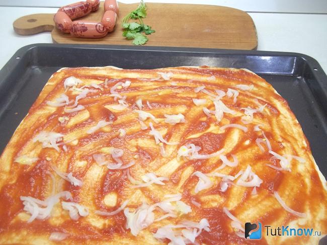 На тесто выложен репчатый лук