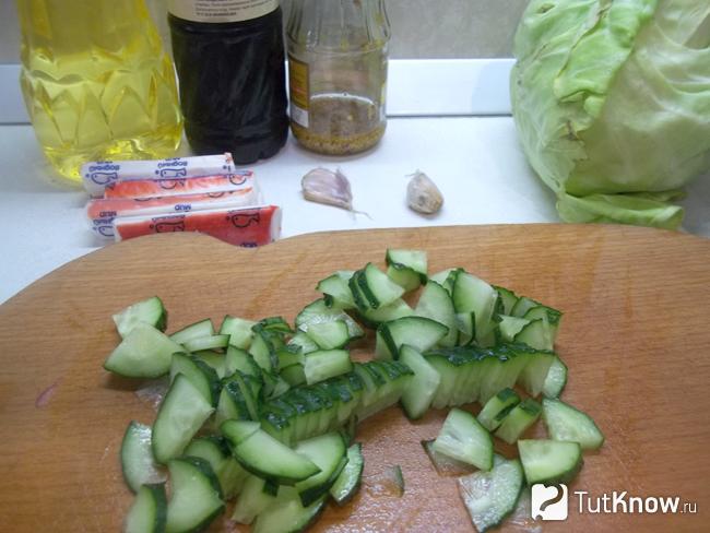 Огурцы нарезаны полукольцами