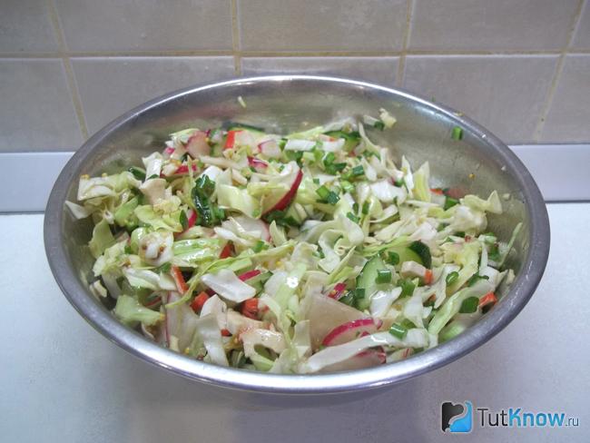 Готовый овощной салат с крабовыми палочками