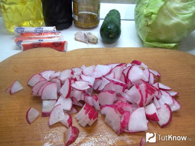 Редис нарезан полукольцами