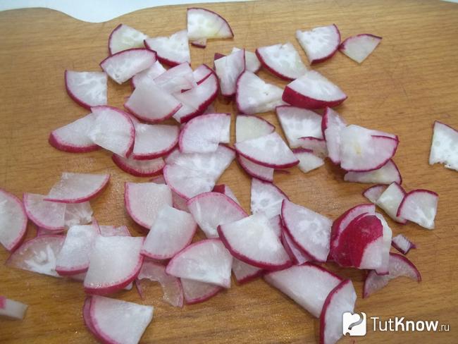 Редис нарезан полукольцами