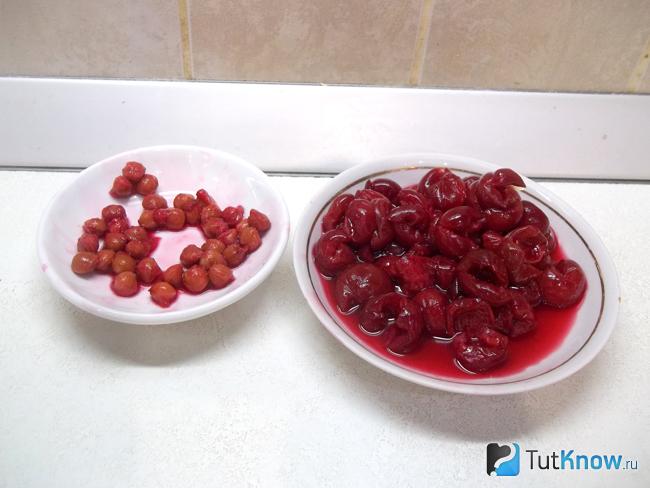 Из вишен удалены косточки