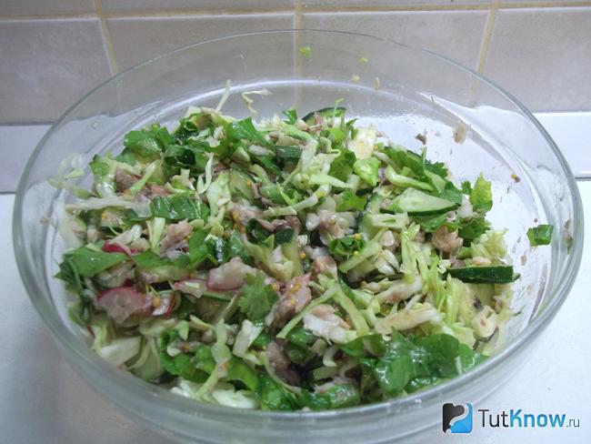 Готовый зеленый салат со скумбрией консервированной