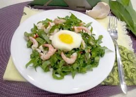 Листовой салат с морепродуктами и яйцом-пашот