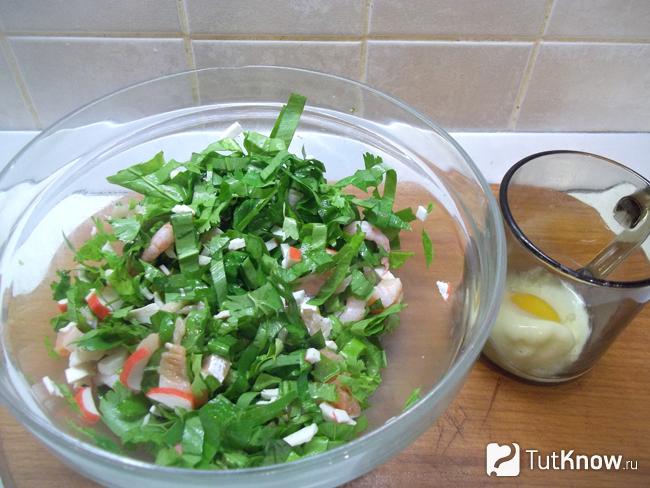 Продукты заправлены соусом и перемешаны