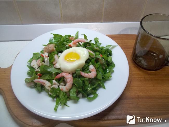 Готовый листовой салат с морепродуктами и яйцом-пашот