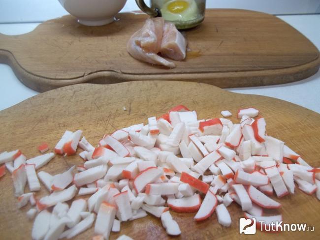 Крабовые палочки нарезаны