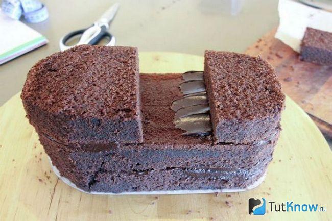 Куски бисквита складываются в виде корабля