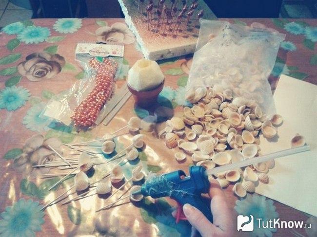 Нанесение на ракушки клея