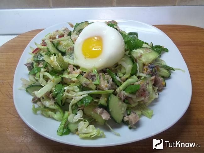Готовый весенний салат с овощами, скумбрией и яйцом-пашот