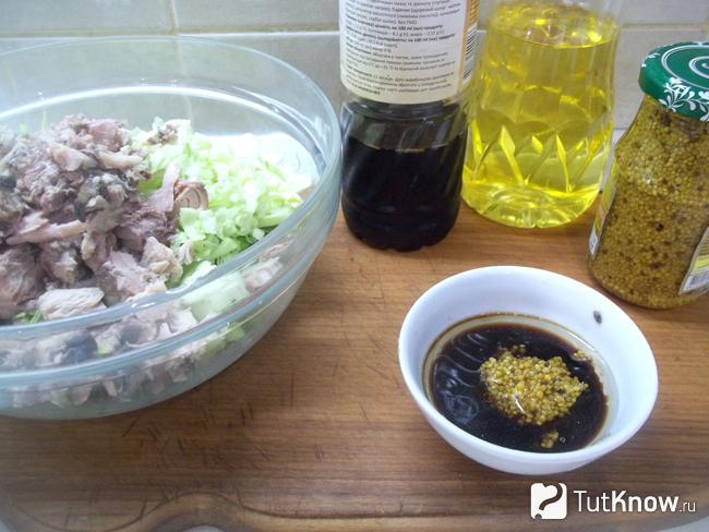Соединены продукты для соуса