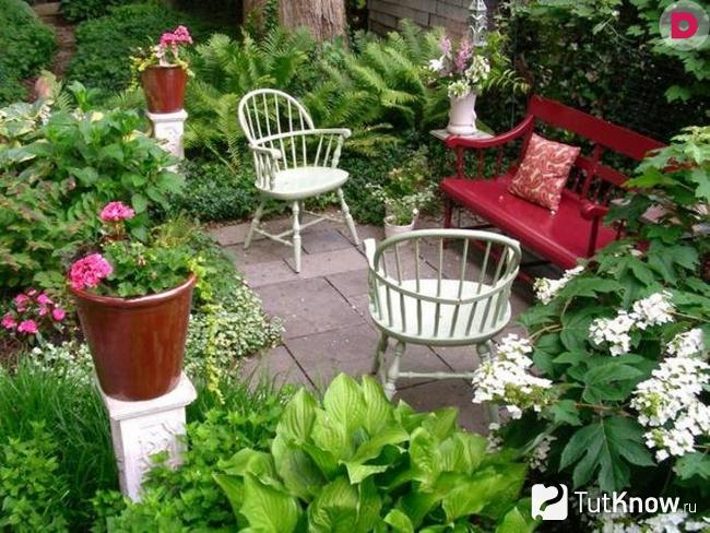 Скамейка и кресла в саду