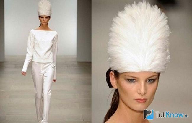 Пышная шляпа из белых перьев