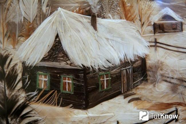Поделка в виде домика сделана из перьев