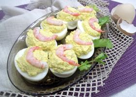 Яйца фаршированные креветками и крабовыми палочками