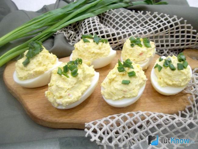 Готовые яйца, фаршированные креветками, крабовыми палочками и сыром