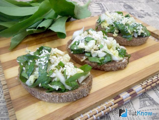 Готовые гренки с черемшой и пекинской капустой