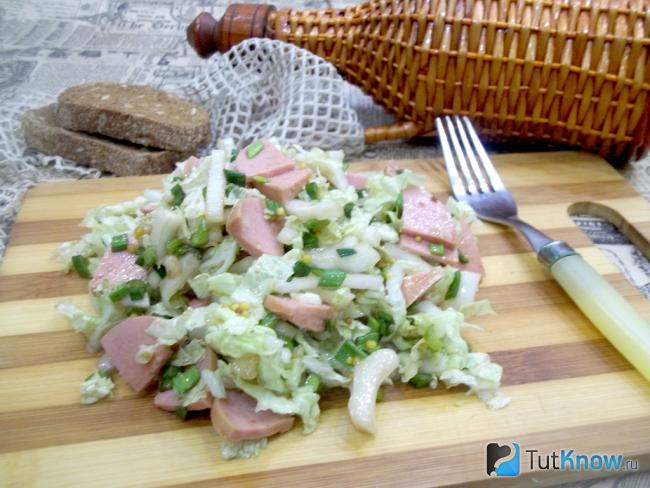 Готовый салат с колбасой, луком и пекинской капустой