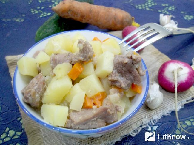 Готовая телятина с картофелем и морковью в молоке