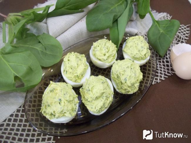 Готовые фаршированные яйца сыром, шпинатом и кинзой