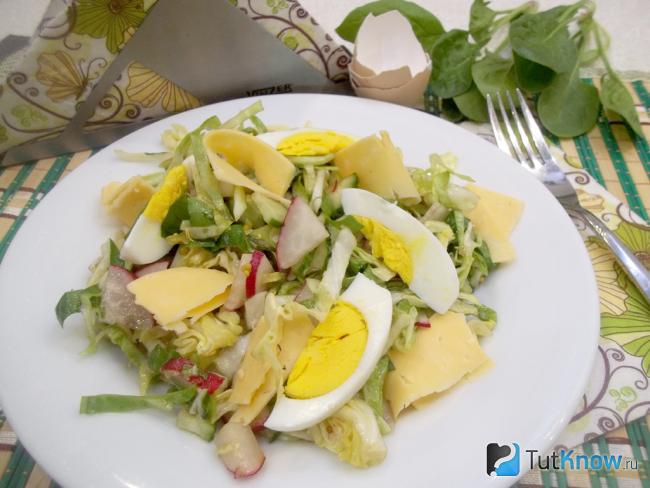 Готовый овощной салат с сыром и яйцами