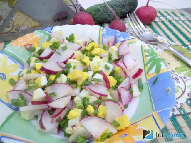Готовый салат с яйцами, зеленым луком и редисом
