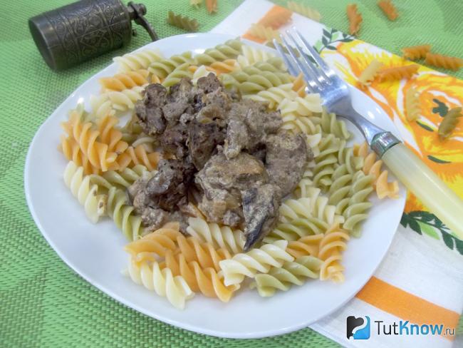 Готовая паста фузилли с печенью в сметане
