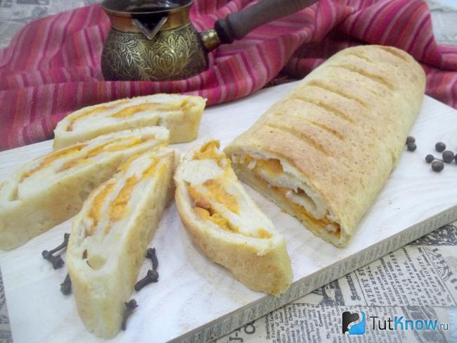 Готовый рулет с абрикосами из творожно-песочного теста