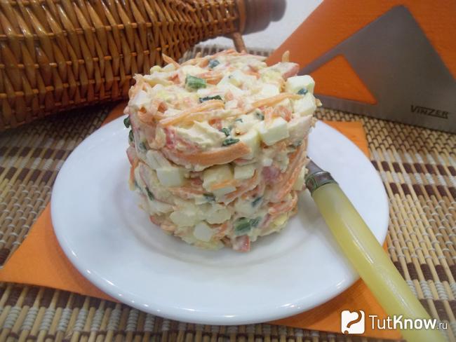 Готовый салат из крабовых палочек, корейской моркови и яиц