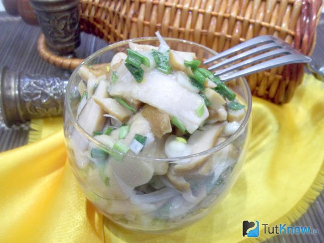 Готовый салат с маринованными грибами и луком в масле